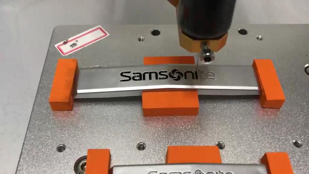 新秀丽(Samsonite)行李箱标牌涂油漆 | 齐众自动点漆机